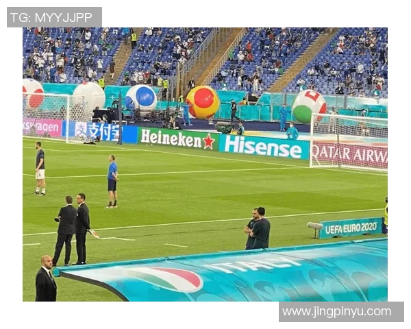 足球球星亲自拾球展现敬业精神 与球迷互动增进情感纽带